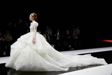 MILAN, İtalya - 3 Nisan 2022: Julia Kontogruni moda şovu, Milan Gelin Haftası boyunca podyumda model, Si Sposaitalia Collezioni 