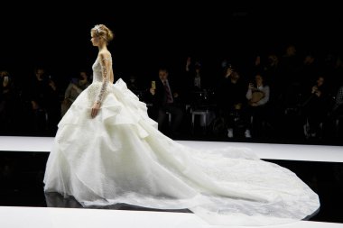 MILAN, İtalya - 3 Nisan 2022: Julia Kontogruni moda şovu, Milan Gelin Haftası boyunca podyumda model, Si Sposaitalia Collezioni 