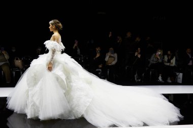 MILAN, İtalya - 3 Nisan 2022: Julia Kontogruni moda şovu, Milan Gelin Haftası boyunca podyumda model, Si Sposaitalia Collezioni 