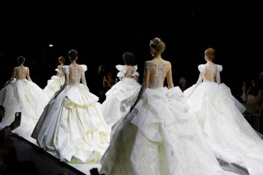 MILAN, İtalya - 3 Nisan 2022: Julia Kontogruni moda şovu, Milan Gelin Haftası boyunca podyumda model, Si Sposaitalia Collezioni 