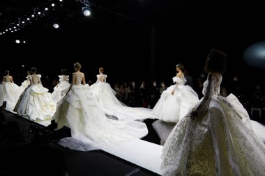 MILAN, İtalya - 3 Nisan 2022: Julia Kontogruni moda şovu, Milan Gelin Haftası boyunca podyumda model, Si Sposaitalia Collezioni 