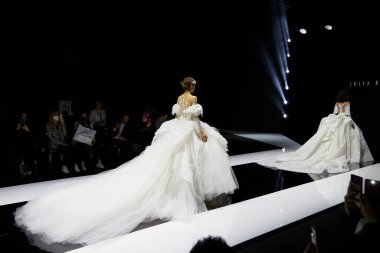 MILAN, İtalya - 3 Nisan 2022: Julia Kontogruni moda şovu, Milan Gelin Haftası boyunca podyumda model, Si Sposaitalia Collezioni 