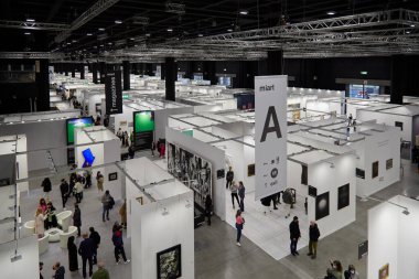 MILAN, ITALY - 03: Miart 2022, Milano 'daki çağdaş sanat fuarındaki insanlar ve sanat koleksiyoncuları, yukarıdan bakıyorlar.