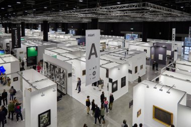 MILAN, ITALY - 03: Miart 2022, Milano 'daki çağdaş sanat fuarındaki insanlar ve sanat koleksiyoncuları, yukarıdan bakıyorlar.