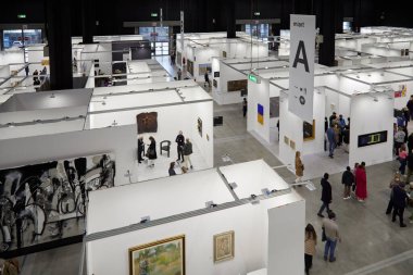 MILAN, ITALY - 03: Miart 2022, Milano 'daki çağdaş sanat fuarındaki insanlar ve sanat koleksiyoncuları, yukarıdan bakıyorlar.