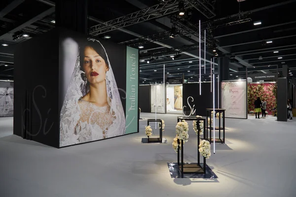 MİLAN, İTALYA - 3 Nisan 2022: Si Sposaitalia Collezioni Panayırı 'ndaki stantlar ve ziyaretçiler