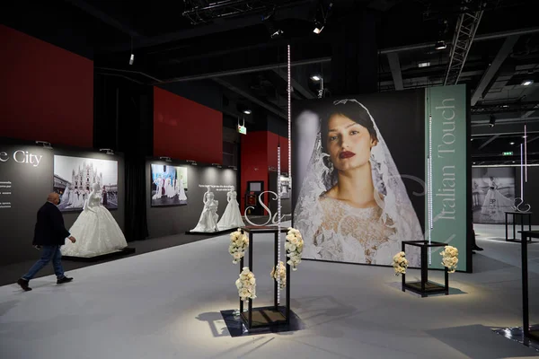 MİLAN, İTALYA - 3 Nisan 2022: Si Sposaitalia Collezioni Panayırı 'ndaki stantlar ve ziyaretçiler