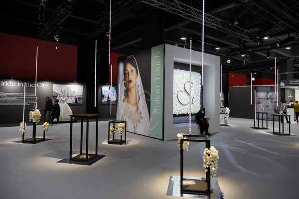 MİLAN, İTALYA - 3 Nisan 2022: Si Sposaitalia Collezioni Panayırı 'ndaki stantlar ve ziyaretçiler