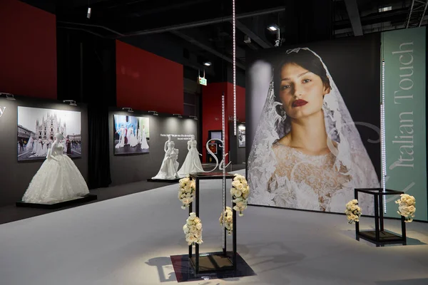 MİLAN, İTALYA - 3 Nisan 2022: Si Sposaitalia Collezioni Panayırı 'ndaki stantlar ve ziyaretçiler