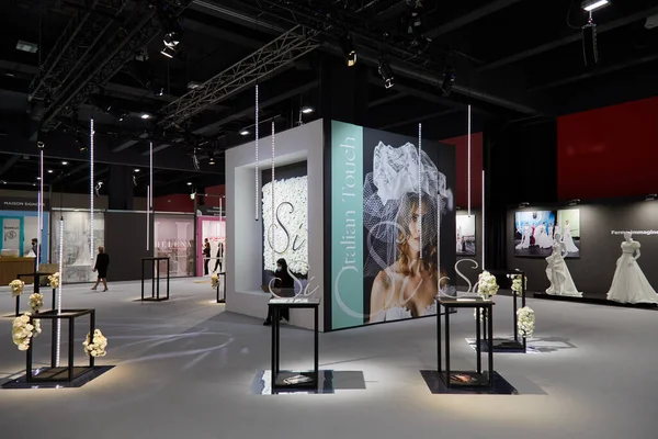 MİLAN, İTALYA - 3 Nisan 2022: Si Sposaitalia Collezioni Panayırı 'ndaki stantlar ve ziyaretçiler