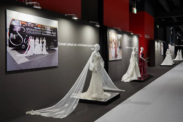 MILAN, ITALY - 3 Nisan 2022: Şehirde Gelin, Si Sposaitalia Collezioni Fuarı 'nda fotoğraf ve elbise sergisi