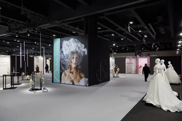 MILAN, ITALY - 3 Nisan 2022: Şehirde Gelin, Si Sposaitalia Collezioni Fuarı 'nda fotoğraf ve elbise sergisi