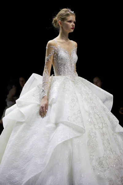 MILAN, İtalya - 3 Nisan 2022: Julia Kontogruni moda şovu, Milan Gelin Haftası boyunca podyumda model, Si Sposaitalia Collezioni 