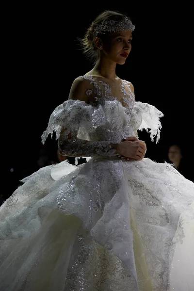 MILAN, İtalya - 3 Nisan 2022: Julia Kontogruni moda şovu, Milan Gelin Haftası boyunca podyumda model, Si Sposaitalia Collezioni 