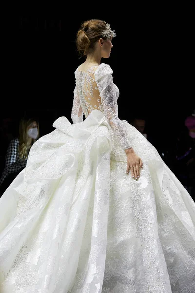 MILAN, İtalya - 3 Nisan 2022: Julia Kontogruni moda şovu, Milan Gelin Haftası boyunca podyumda model, Si Sposaitalia Collezioni 