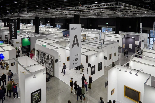 ミラノで開催される現代美術展 エイプリル社03 2022年3月 ミラノで開催される現代美術展では 上記の視点から人々とアートコレクターが集います — ストック写真