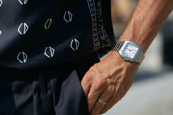 Milan Italië Juni 2022 Man Met Cartier Santos Groot Horloge — Stockfoto