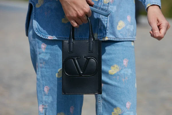 Milan Italy June 2022 Woman Black Leather Valentino Bag Denim — Stok Foto