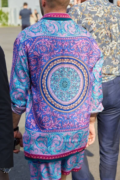 Milan Italy June 2022 Man Versace Shirt Blue Purple Colors — Zdjęcie stockowe