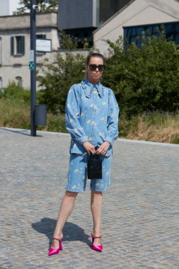 MILAN, ITALY - 18 Haziran 2022: MSGM moda defilesinden önce kot gömlekli ve çiçekli şortlu bir adam, Milan Moda Haftası tarzı