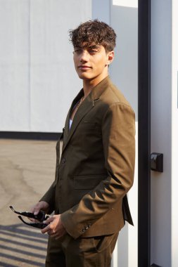 MILAN, ITALY - 17 Haziran 2022: Dsquared2 defilesinden önce Nic Kaufmann, Milan Moda Haftası tarzı