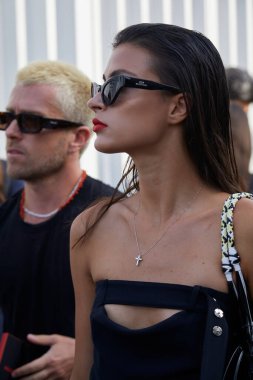 MILAN, İtalya - 17 Haziran 2022: Dsquared2 moda defilesinden önce Balenciaga gözlüklü kadın, Milan Moda Haftası tarzı