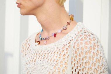 MILAN, İTALYA - 17 Haziran 2022: Dsquared2 defilesinden önce soluk renkli cam nesneli renkli boyunduruklu adam, Milan Moda Haftası sokak stili