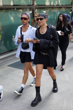 MILAN, İtalya - 18 Haziran 2022: Emporio Armani defilesinden önce açık mavi gömlekli ve siyah ceketli adamlar, Milan Moda Haftası tarzı