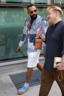 MILAN, ITALY - 18 Haziran 2022: Jean Claude Mpassy Emporio Armani defilesinden önce, Milan Moda Haftası tarzı