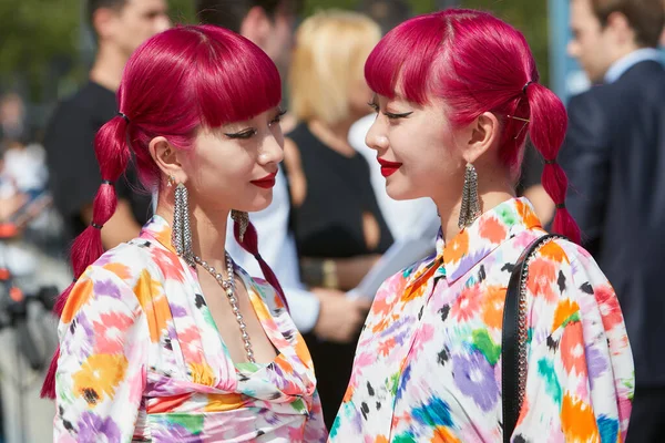 意大利 2022年6月18日 在米兰时装周街头时装秀前 阿弥亚 阿米和铃木与花裙 — 图库照片