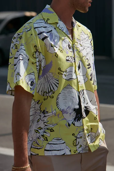 Милан Италия Июня 2022 Человек Желтой Рубашке Дизайном Раковин Перед — стоковое фото