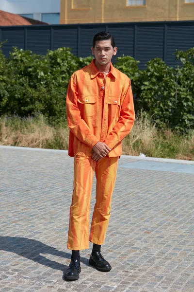 意大利 2022年6月18日 在米兰时装周时装秀前穿着橙色和黄色夹克和裤子的男人 — 图库照片
