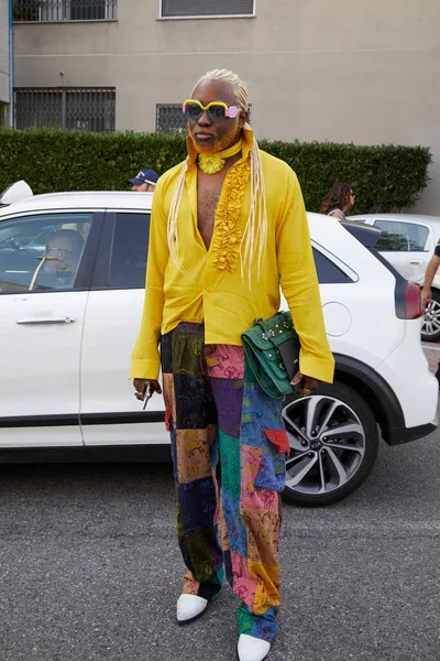 Milão Itália Junho 2022 Homem Com Camisa Amarela Tranças Loiras — Fotografia de Stock