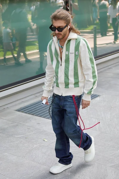 Milão Itália Junho 2022 Homem Com Jaqueta Listrada Branca Verde — Fotografia de Stock