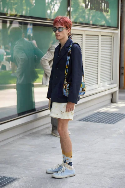 Milan Italy June 2022 Man Blue Shirt Pale Yellow Shorts — Stockfoto