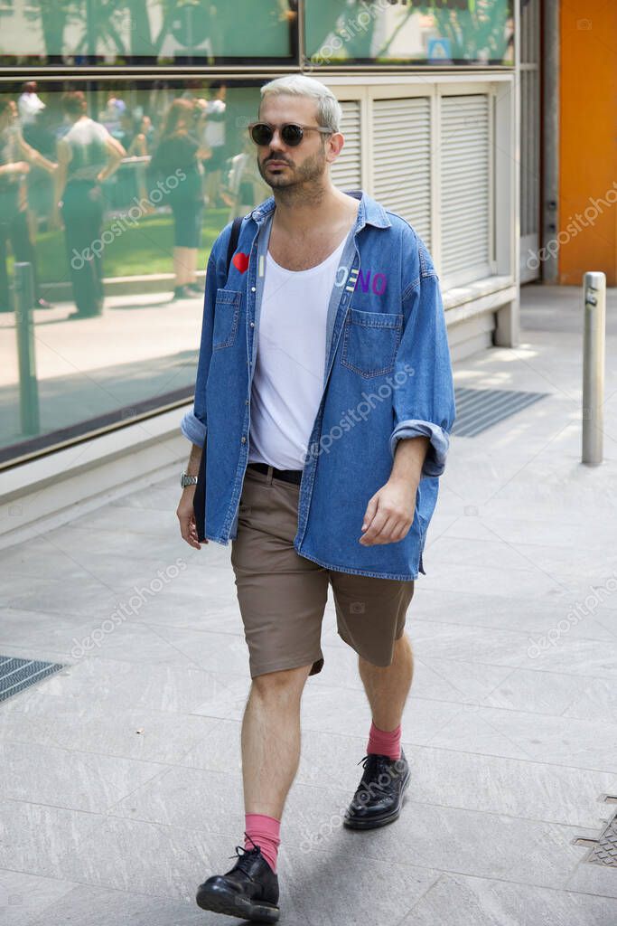 Milan Italy June 2022 Man Blue Denim Shirt Brown Shorts — Foto