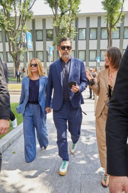 MILAN, ITALY - 18 Haziran 2022: Emporio Armani defilesinden sonra Alessandro Gassmann, Milan Moda Haftası