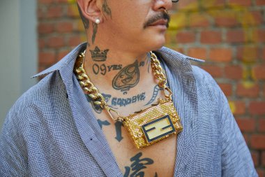 MILAN, ITALY - 18 Haziran 2022: Fendi defilesinden önce altın kolye olarak küçük, altın Fendi çantalı adam, Milan Moda Haftası tarzı