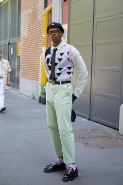 MILAN, ITALY - 18 Haziran 2022: Soluk yeşil pantolonlu, Gucci kemerli, Fendi defilesinden önce gözlüklü ve şapkalı adam, Milan Moda Haftası tarzı