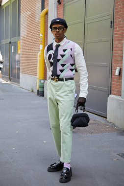 MILAN, ITALY - 18 Haziran 2022: Soluk yeşil pantolonlu, Gucci kemerli, Fendi defilesinden önce gözlüklü ve şapkalı adam, Milan Moda Haftası tarzı