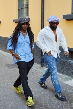 MILAN, İtalya - 18 Haziran 2022 Federico Cina defilesinden önce siyah pantolonlu ve beyaz gömlekli adamlar, Milan Moda Haftası tarzı