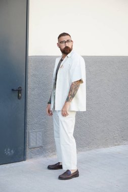 MİLAN, İTALYA - 18 Haziran 2022: Milan 'daki Marcelo Burlon County moda defilesinden önce Christian De Gennaro, Milan Moda Haftası tarzı