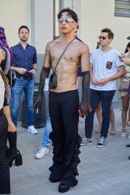 MİLAN, İTALYA - 18 Haziran 2022: Milan 'daki Marcelo Burlon County defilesinden önce siyah deri çantalı adam, Milan Moda Haftası tarzı