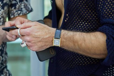 MILAN, İtalya - 19 Haziran 2022: Etro defilesinden önce siyah timsah kayışlı Cartier altın saati olan adam, Milan Moda Haftası sokak stili