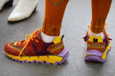 MILAN, İTALYA 19 Haziran 2022: Kahverengi süet deri, sarı ve mor renkli Etro defilesinden önce Etro spor ayakkabılı adam, Milan Moda Haftası tarzı