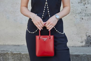 MILAN, İTALYA 19 Haziran 2022: Kırmızı deri çantalı ve Cartier Ballon Bleu marka saat Prada defilesinden önce, Milan Moda Haftası tarzı