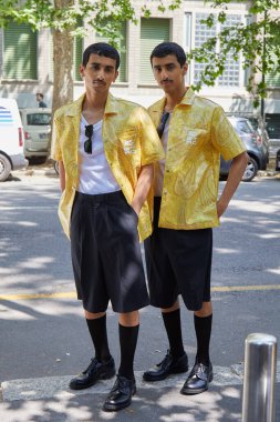 MİLAN, İTALYA 19 Haziran 2022: Muhammed Habdan ve Humaid Habdan Etro defilesinden önce, Milan Moda Haftası tarzı