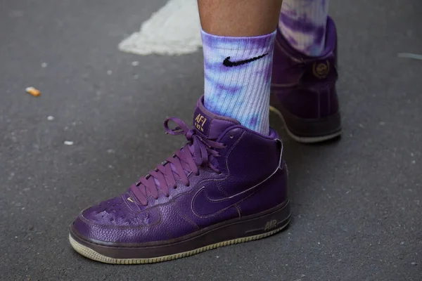 Милан Италия Июня 2022 Человек Фиолетовых Кожаных Кроссовках Nike Носках — стоковое фото