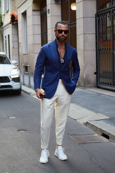 Milão Itália Junho 2022 Homem Com Calças Brancas Tênis Casaco — Fotografia de Stock