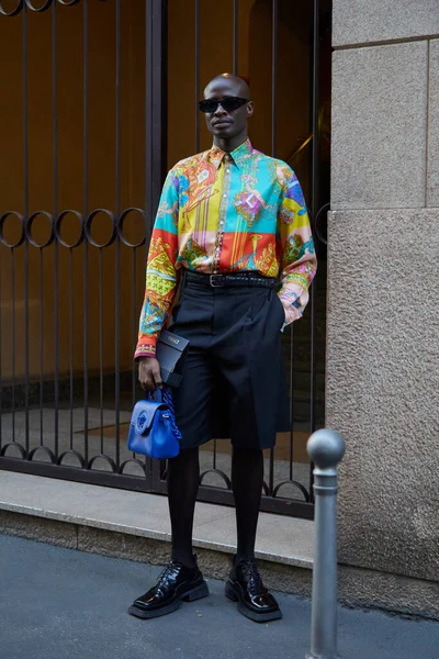 Milão Itália Junho 2022 Homem Couro Azul Bolsa Versace Camisa — Fotografia de Stock